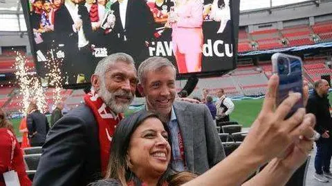 拜仁力克10人巴黎，高基安新帅首秀团队精神化解赛季疑云