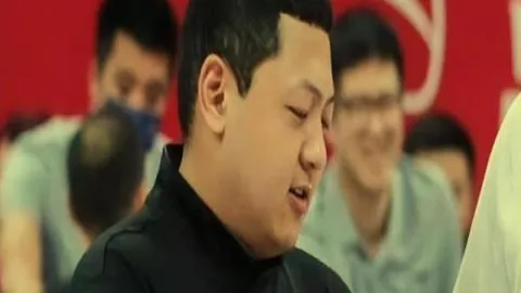 “罗纳尔多面临抉择：C罗还是莱万？梅西的选择诠释忠诚”