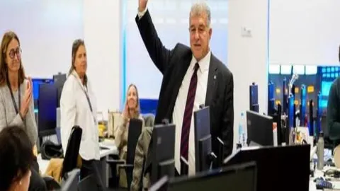 艾玛·拉多卡努对网球赛场深情不舍。